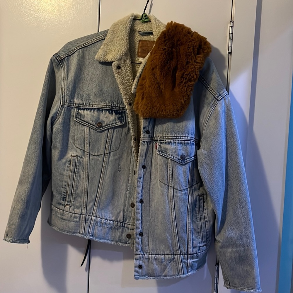 Size small Levi’s Sherpa jacket with attachable fur collar